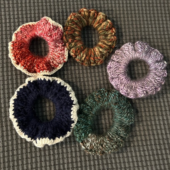 Set of 5 handmade Scrunchies - Picture 3 of 3